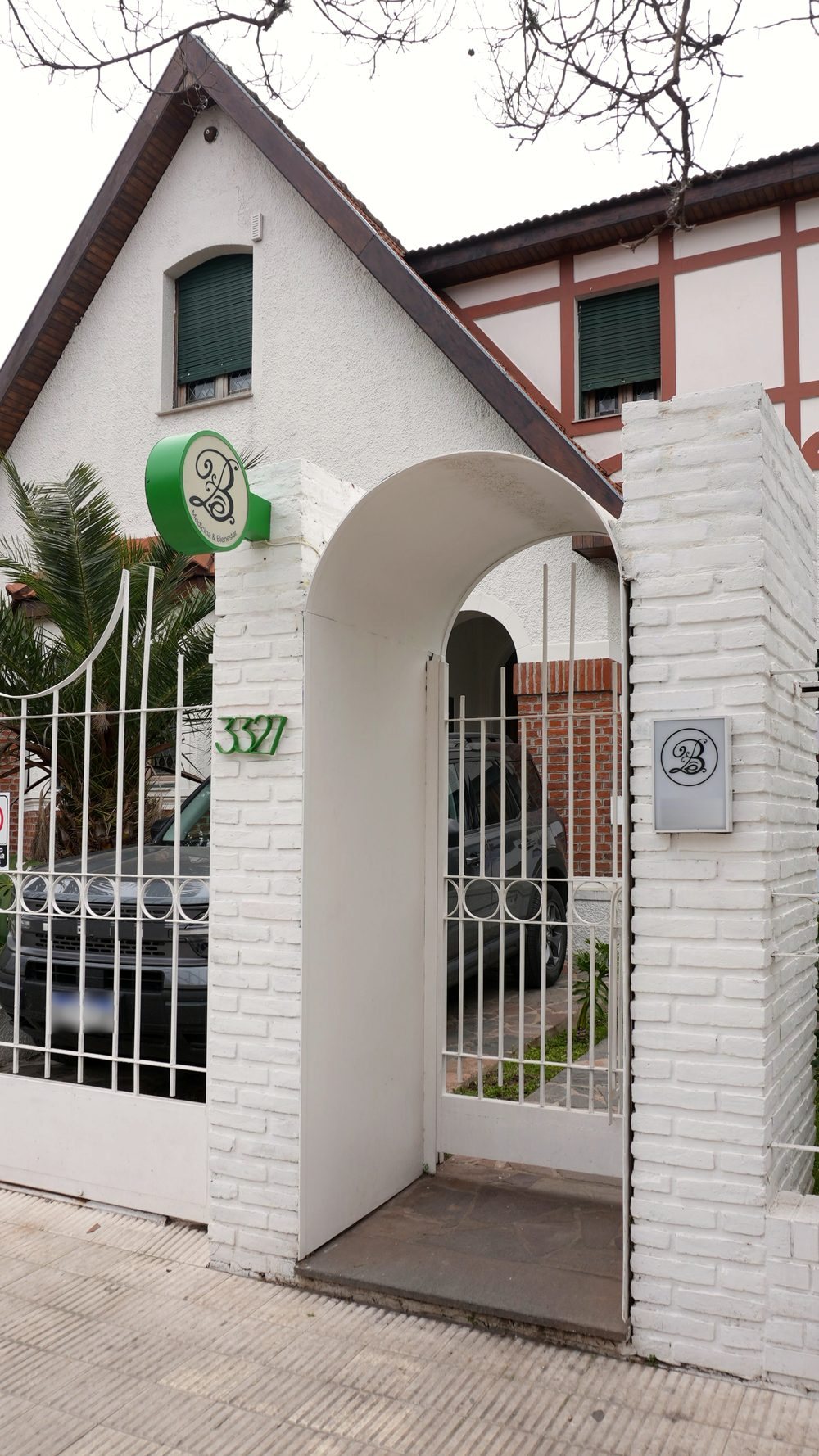 Fachada de Simbrón 3327, con el arco de entrada y el número